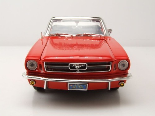 1/2 Ford Mustang Cabriolet (1964) - zum Schließen ins Bild klicken